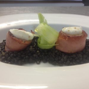 capesante su lenticchia beluga e yogurt di limone