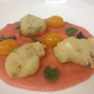 pasta cresciute di cozze su doppio pomodoro caldo freddo-rosso e giallo