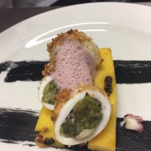 pizza di scarole in calamaro su scagnozzo di polentina e cozze