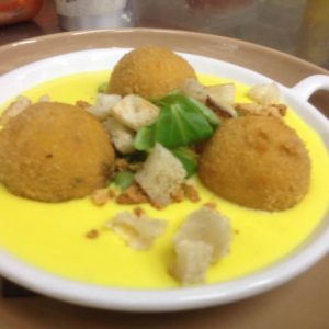 sfere di pollo speziato in fonduta al sambuco