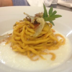 tonnarello al riccio su stracciata di bufala e chips di carciofo