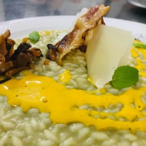 Risotto con cremoso di carciofi sfrizzoli di guanciale ed emulsione di carbonara